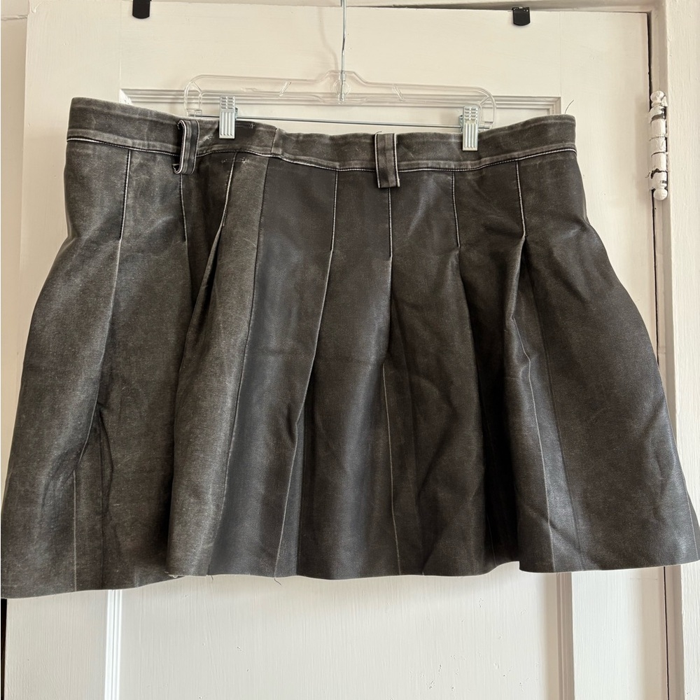 Pleated Faux Leather Mini Skirt - Black